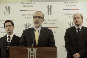 El ministro de Hacienda, Rodrigo Valdés, firmó un protocolo de acuerdo suscrito con los presidentes del Senado y de la Cámara de Diputados para congelar las dietas de las principales autoridades a partir del 1 de diciembre de este año.
