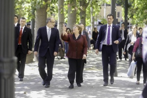 Ministro de Hacienda y Presidenta de la República realizan recorrido a pie desde el Banco Central hasta La Moneda.