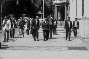 Ministro de Hacienda y Presidenta de la República recorren a pie el centro de Santiago.
