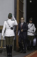 4 de abril: Ministro Valdés llega a La Moneda para acompañar a la Presidenta Michelle Bachelet, quien recibe el primer informe de la Comisión Nacional de Productividad, que encabeza el economista Joseph Ramos.