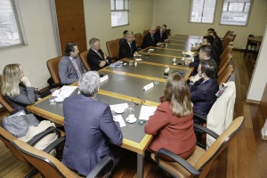 El ministro de Hacienda, Felipe Larraín, se reunió hoy con el Business Council for International Understanding (BCIU) para discutir perspectivas de la economía chilena e iniciativas para fortalecer la inversión extranjera directa.