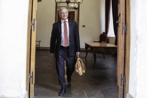  El Ministro de Hacienda, Felipe Larraín, a la salida del comité político en La Moneda.