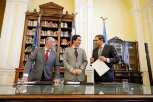 Ministro Ignacio Briones junto a los presidentes de la Cámara de Diputados y del Senado en firma de acuerdo para un Mejor Gasto Público. 