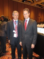El ministro de Hacienda, Felipe Larraín, junto al secretario del Tesoro de EE.UU., Timothy Geithner.