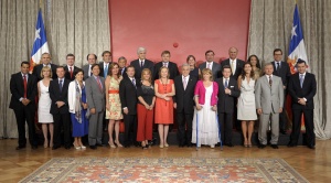 Ministro de Hacienda, Felipe Larraín, junto a otros secretarios saludan al Presidente de la República, Sebastián Piñera, al conmemorarse dos años desde que ganara los comicios electorales.  