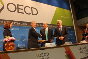Ministro de Hacienda y secretario general de la OCDE acuerdan avanzar en cooperación tributaria