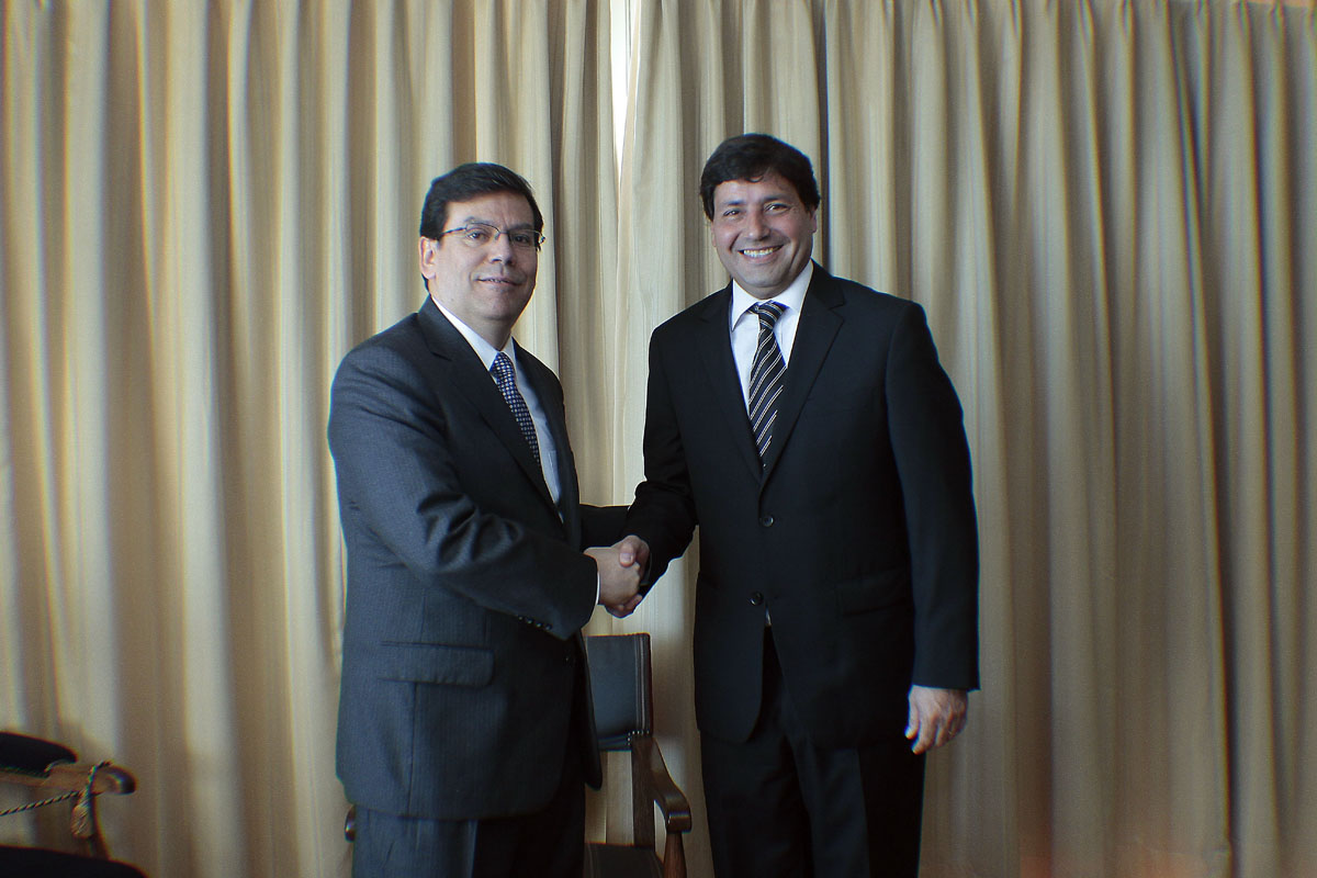 Ministro Arenas junto al intendente de la Región de Valparaíso