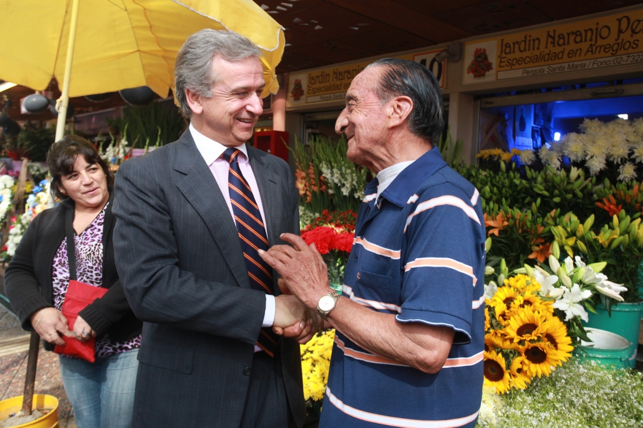 Ministro Larraín junto a locatorios de la Pérgola de las Flores Santa  María. - Ministerio de Hacienda