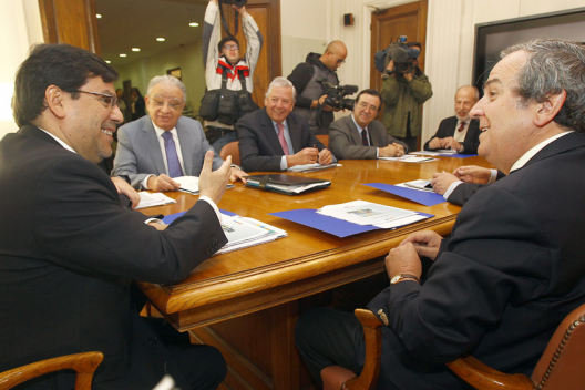 Ministro Arenas junto a presidente de la CPC