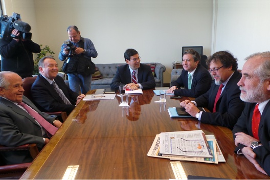 Ministro Alberto Arenas junto  senadores de la Comisión de Hacienda