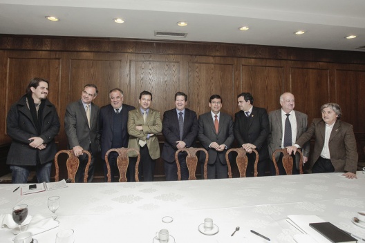 Ministro Alberto Arenas junto a presidentes de la Nueva Mayoría