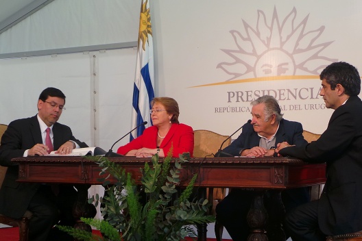 El ministro de Hacienda, Alberto Arenas, en firma acuerdo tributario entre Chile y Uruguay