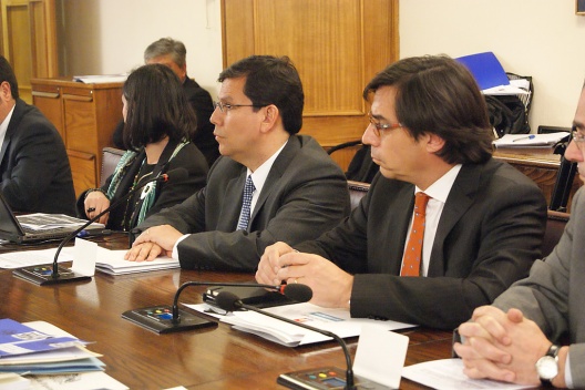El ministro Alberto Arenas junto al vicepresidente del BancoEstado, Guillermo Larraín