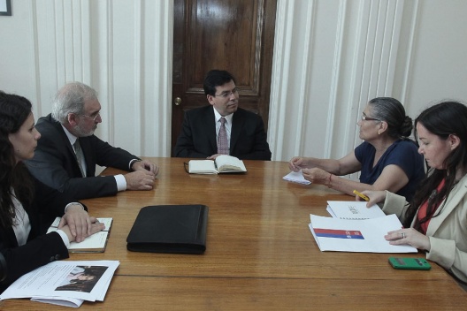 Ministro Arenas junto a representantes de la Unicef