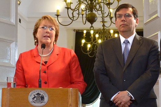 Ministro Alberto Arenas junto a la Presidenta Bachelet tras Consejo de Gabinete