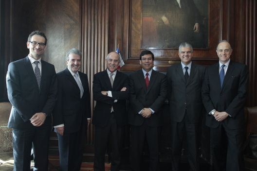 Ministro Alberto Arenas junto a ejecutivos de Enel