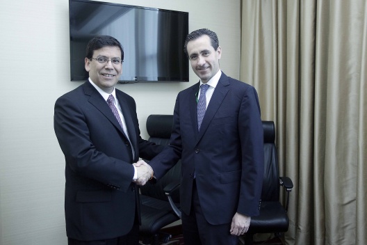Ministro Alberto Arenas junto a Jorge Familiar
