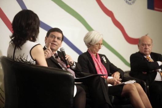 Ministro Alberto Arenas intervino en sesión plenaria “Desafíos económicos y sociales en América Latina”