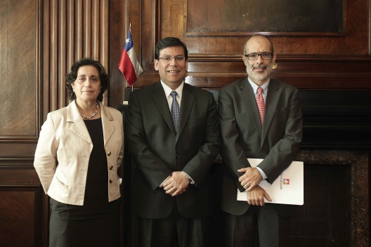 Ministro Arenas junto  a presidente del BancoEstado, Rodrigo Valdés, y la gerenta general, Jéssica López