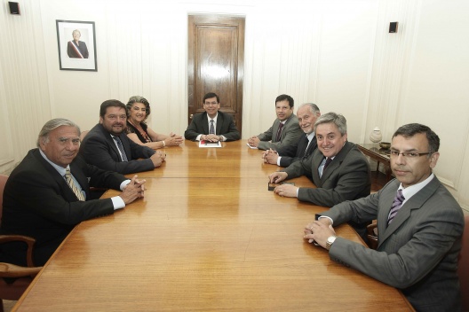 Ministro de Hacienda junto a alcaldes de regiones