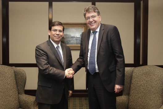 Ministro Alberto Arenas en reunión bilateral con su par de Colombia, Mauricio Cárdenas.