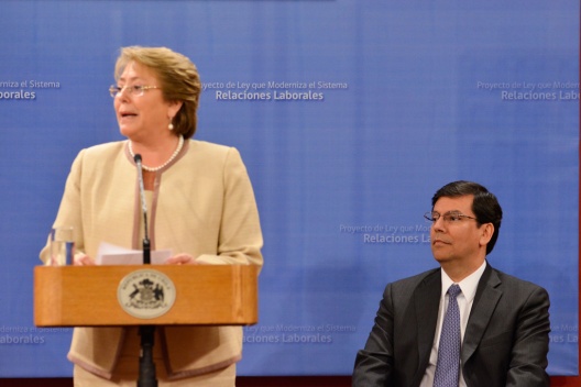 Presidenta Bachelet y ministro Arenas en ceremonia de firma de la Agenda Laboral