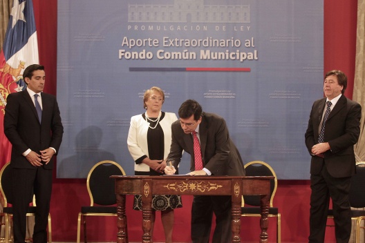 Ministro Arenas firma ley que efectúa Aporte Extraordinario al Fondo Común Municipal