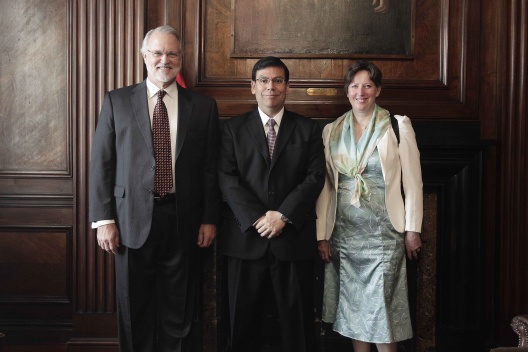 Ministro Arenas junto a director de la LSE y embajadora británica en Chile