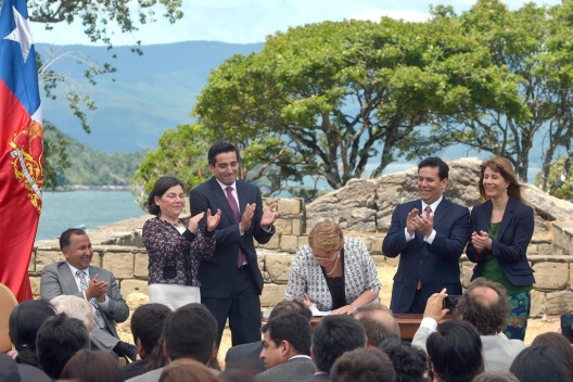 El ministro Alberto Arenas acompañó este mediodía a la Presidenta Michelle Bachelet en la ceremonia de firma de indicaciones al proyecto que profundiza la regionalización del país.