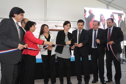 El subsecretario de Hacienda, Alejandro Micco, junto a la ministra del Sernam, Claudia Pascual en lanzamiento del programa Crece Mujer Emprendedora de Banco Estado.