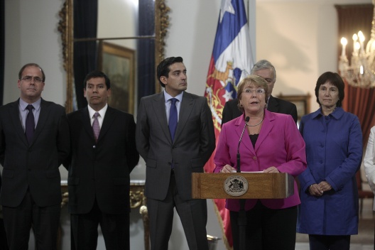 Ministro Arenas junto a Presidenta Bachelet en anuncio de Plan Nacional para asegurar el agua para Chile