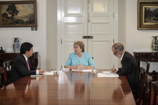 Ministro Alberto Arenas junto a Presidenta Bachelet y presidente ejecutivo de BancoEstado