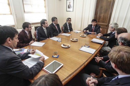 Ministro  Arenas junto al grupo de trabajo fortalecimiento institucional para el buen funcionamiento del mercado de capitales