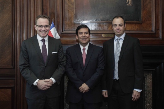 Ministro Alberto Arenas junto a ejecutivos de BHP Billiton