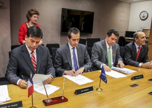 Ministro de Hacienda y Grupo Banco Mundial firman en Washington acuerdo legal para establecer una sede del organismo en Santiago
