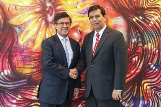 El Ministro de Hacienda, Alberto Arenas, junto al presidente del BID, Luis Alberto Moreno, en su visita a Washington DC