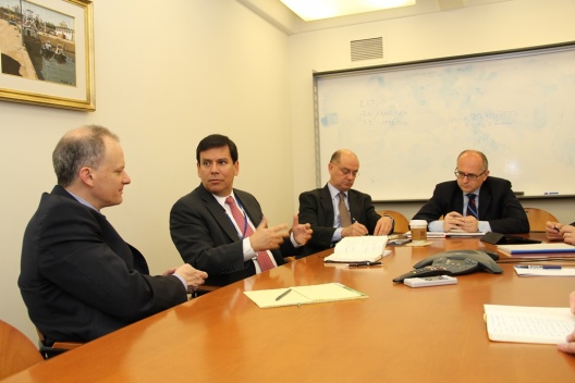 Ministro de Hacienda junto a Alejandro Werner, Roberto Cardarelli, y Jorge Roldós, del FMI