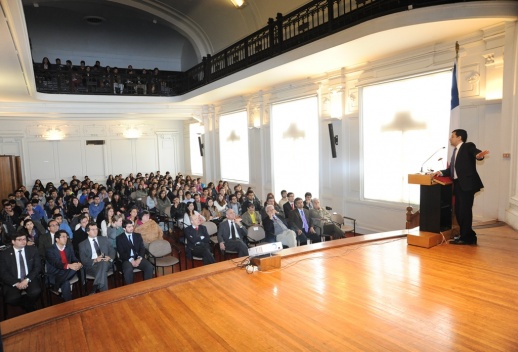 Subsecretario Alejandro Micco dicta clase magistral en la Universidad Católica de Valparaíso