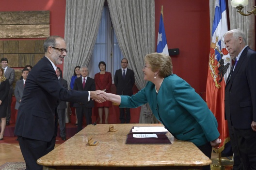 Rodrigo Valdés junto a la Presidenta de la República tras ser designado ministro de Hacienda