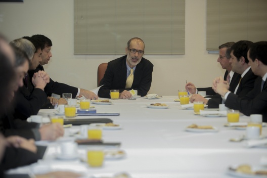 Ministro de Hacienda, Rodrigo Valdés,  se reúne con jefes  de servicios dependientes del Ministerio de Hacienda.