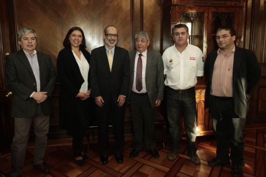 Ministro Rodrigo Valdés junto a directiva de la CUT