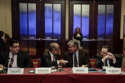 El ministro de Hacienda, Rodrigo Valdés, junto al representante del BID en Chile, Koldo Echebarría, en la inauguración de la XI Reunión de la Red de Presupuesto por Resultados