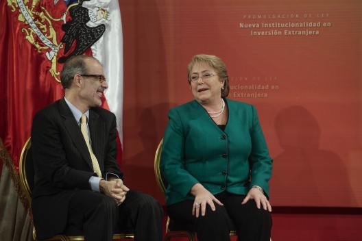 El ministro Rodrigo Valdés acompañó la Presidenta Michelle Bachelet en la promulgación de la Ley que crea una Nueva Institucionalidad en Inversión Extranjera.