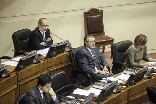 El ministro de Hacienda, Rodrigo Valdés, expuso el proyecto de ley que crea la Comisión de Valores ante la Sala del Senado.