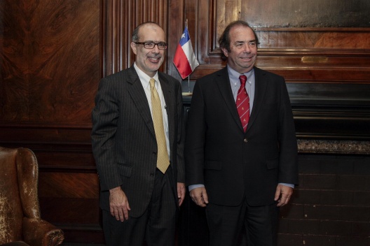Ministro Rodrigo Valdés junto al presidente de la Cámara Chilena de la Construcción, Jorge Mas