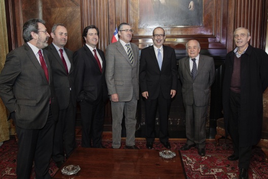Ministro Rodrigo Valdés recibió a directiva de la DC, encabezada por Jorge Pizarro, y al presidente de la Comisión de Hacienda del Senado, Andrés Zaldívar.