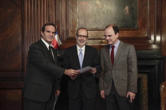 Ministro Rodrigo Valdés junto al senador Andrés Allamand y el diputado Cristián Monckeberg.