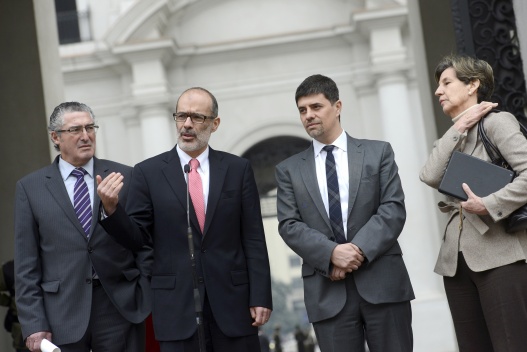Ministro Valdés aborda "perfeccionamientos técnicos" en materia tributaria tras Comité Político