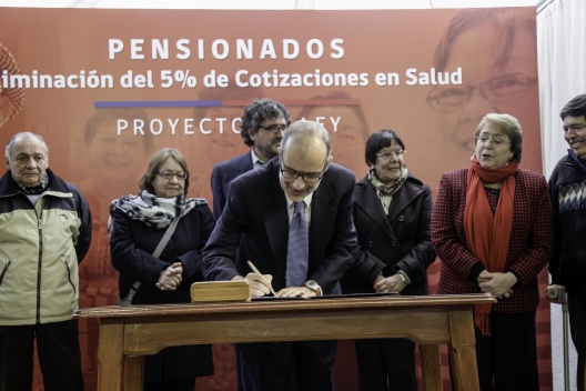 Ministro de Hacienda firma proyecto que elimina el 5% de cotización de salud a pensionados