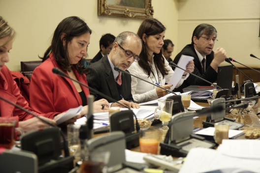 Ministro Rodrigo Valdés aborda proyecto que crea CVS en Comisión de Hacienda del Senado 